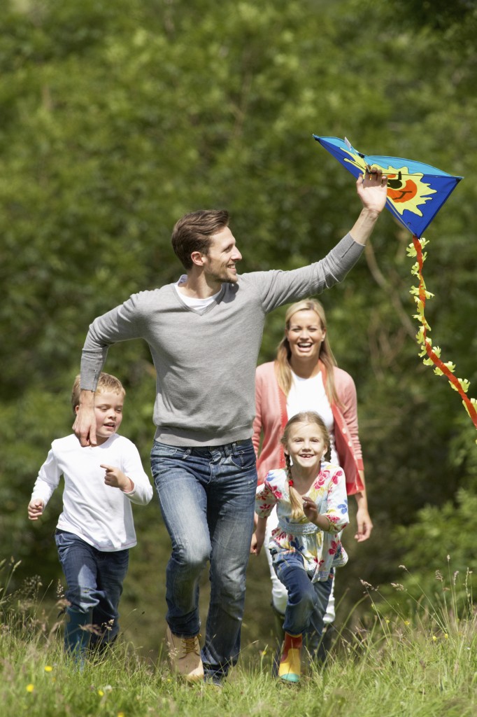 Family-flying-kite