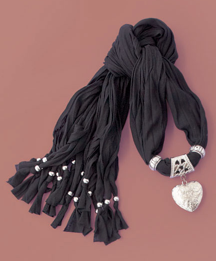 heart-pendant-scarf
