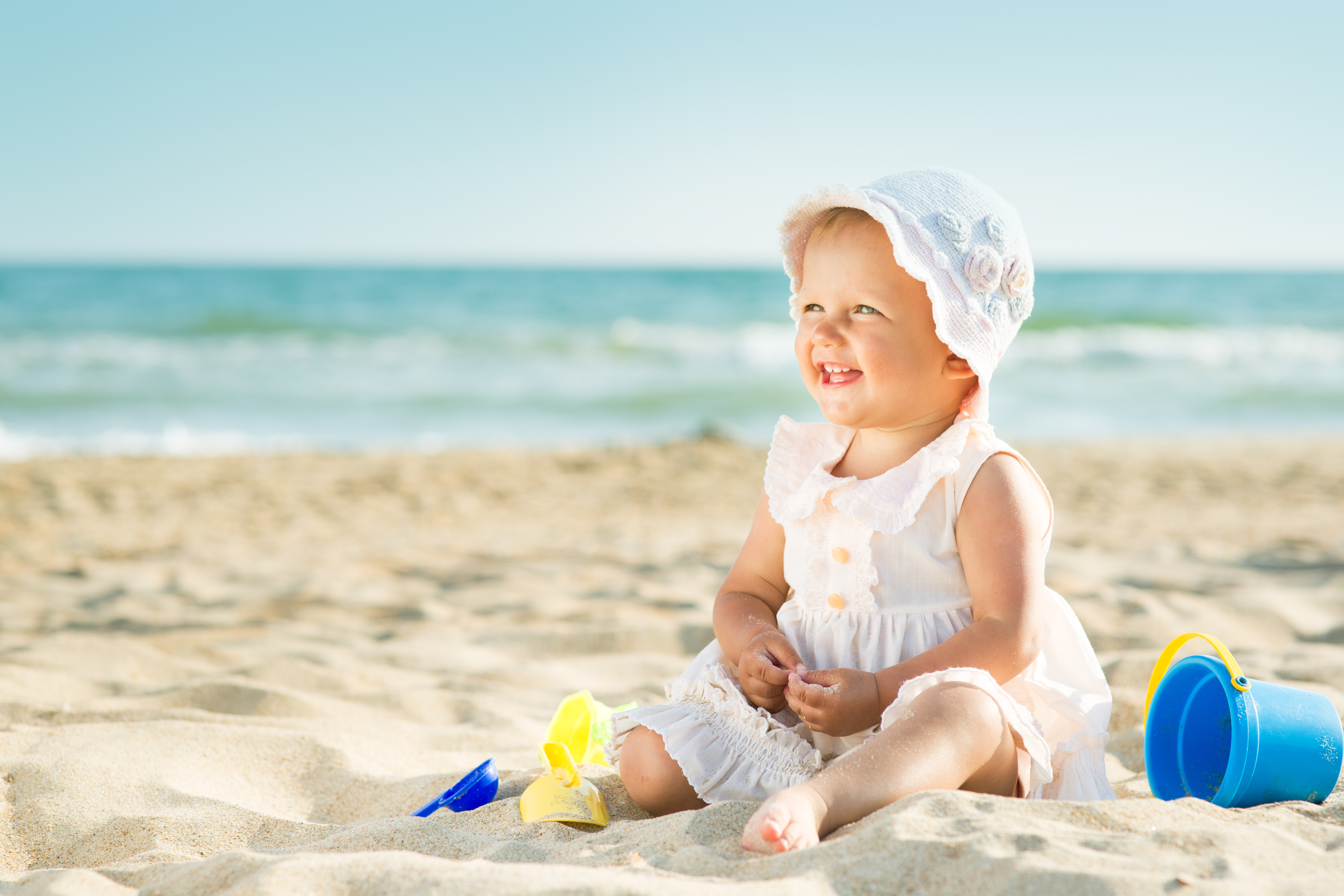 baby-playing-at-the-sea