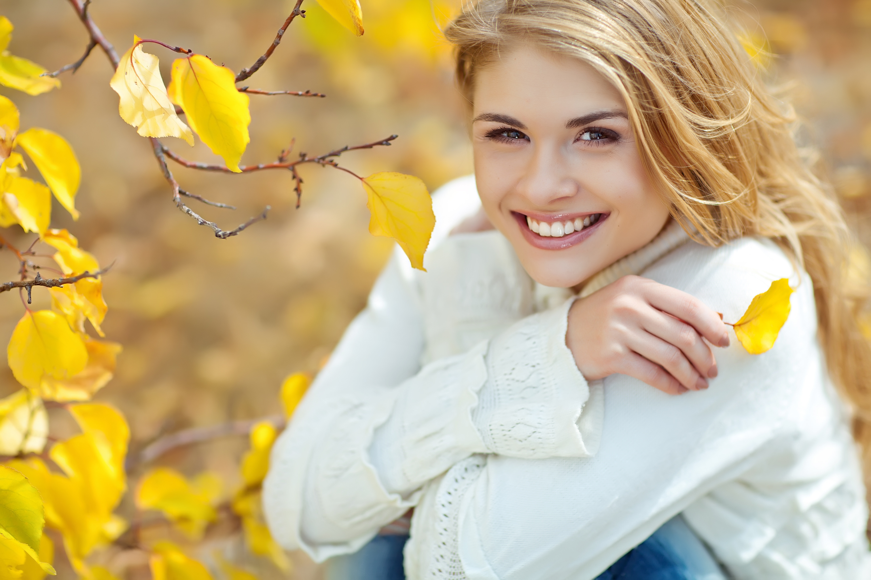 portrait-of-beautiful-woman-in-autumn-outdoors