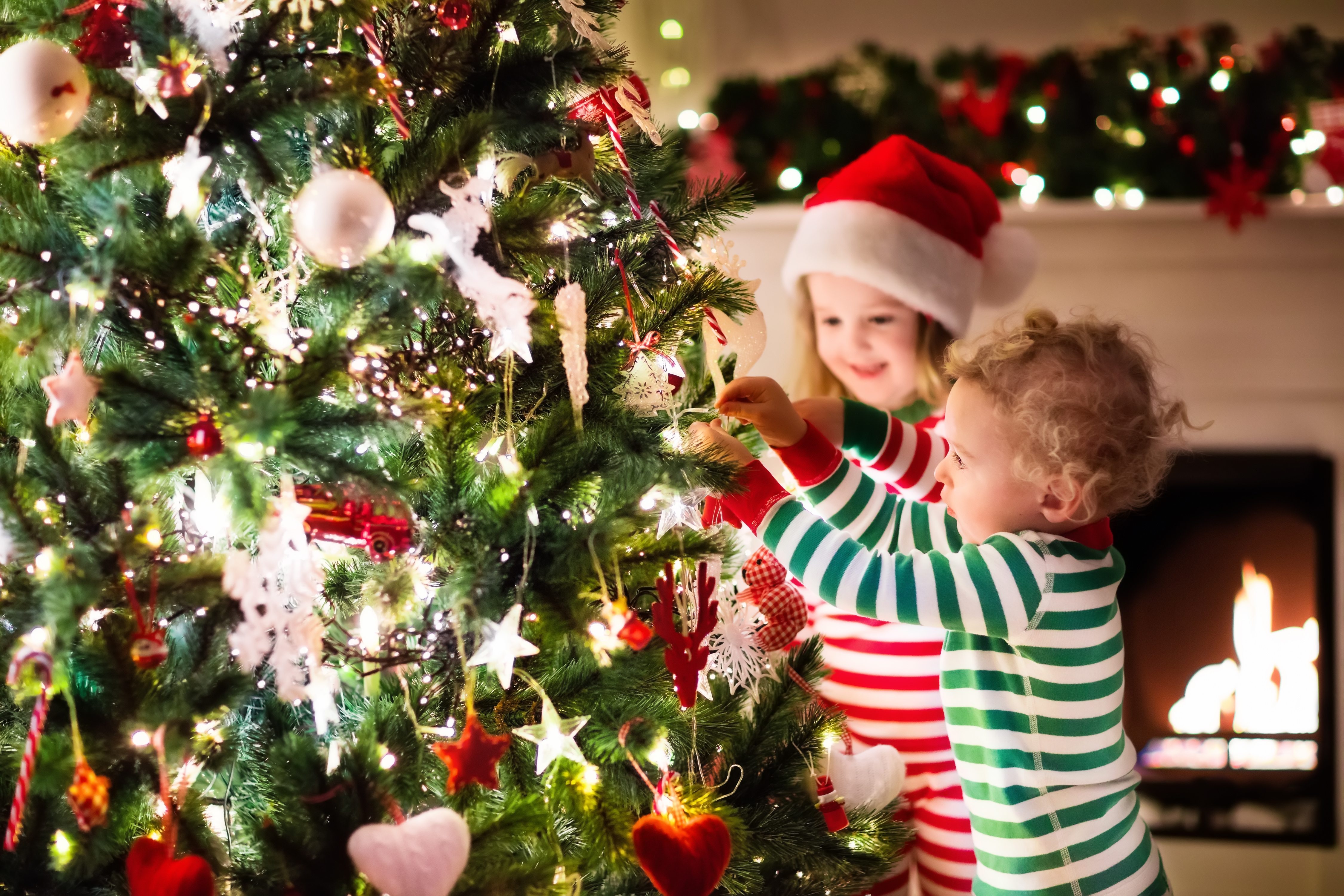kids-decorating-Christmas-tree