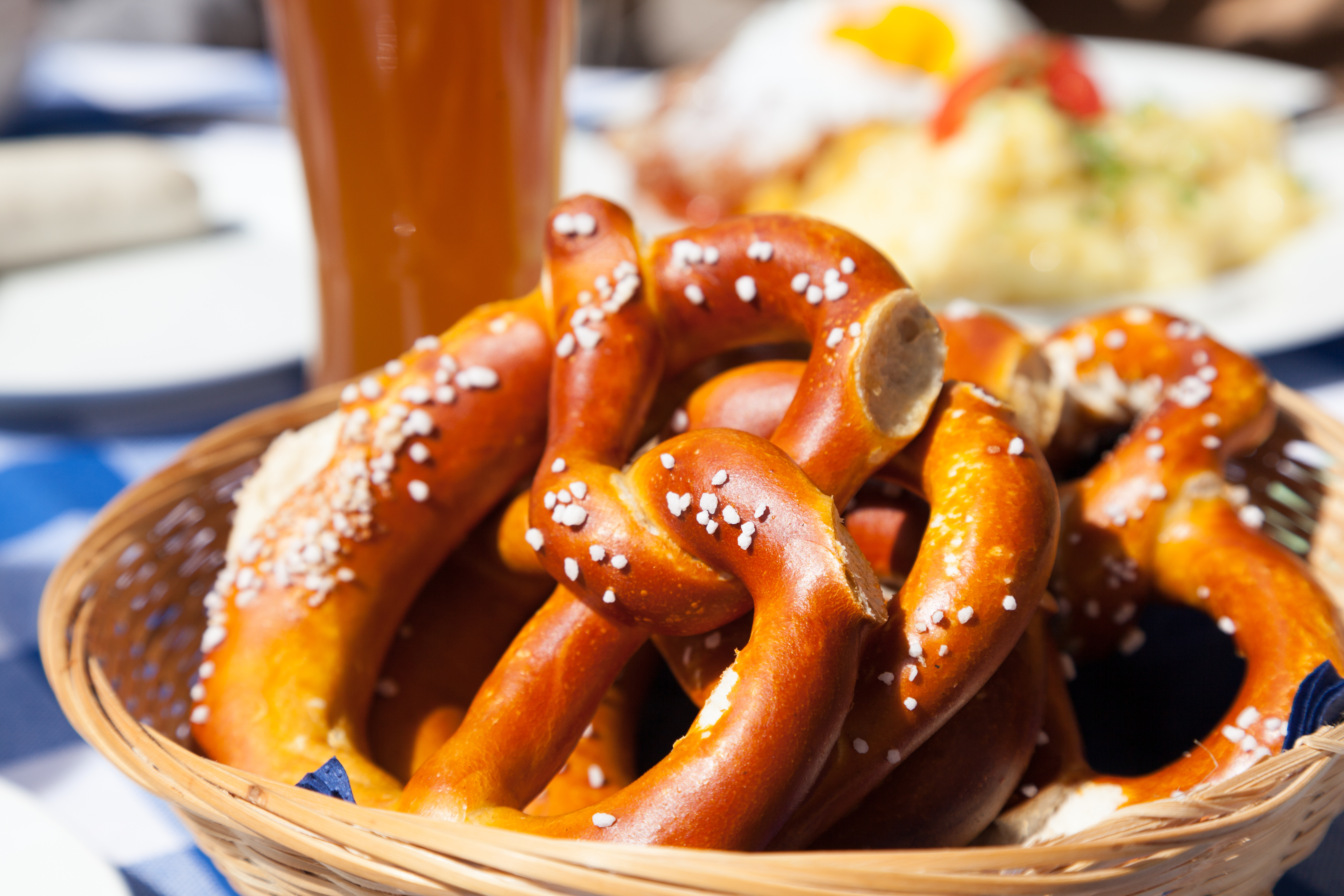 basket-with-bavarian-pretzels-with-salt