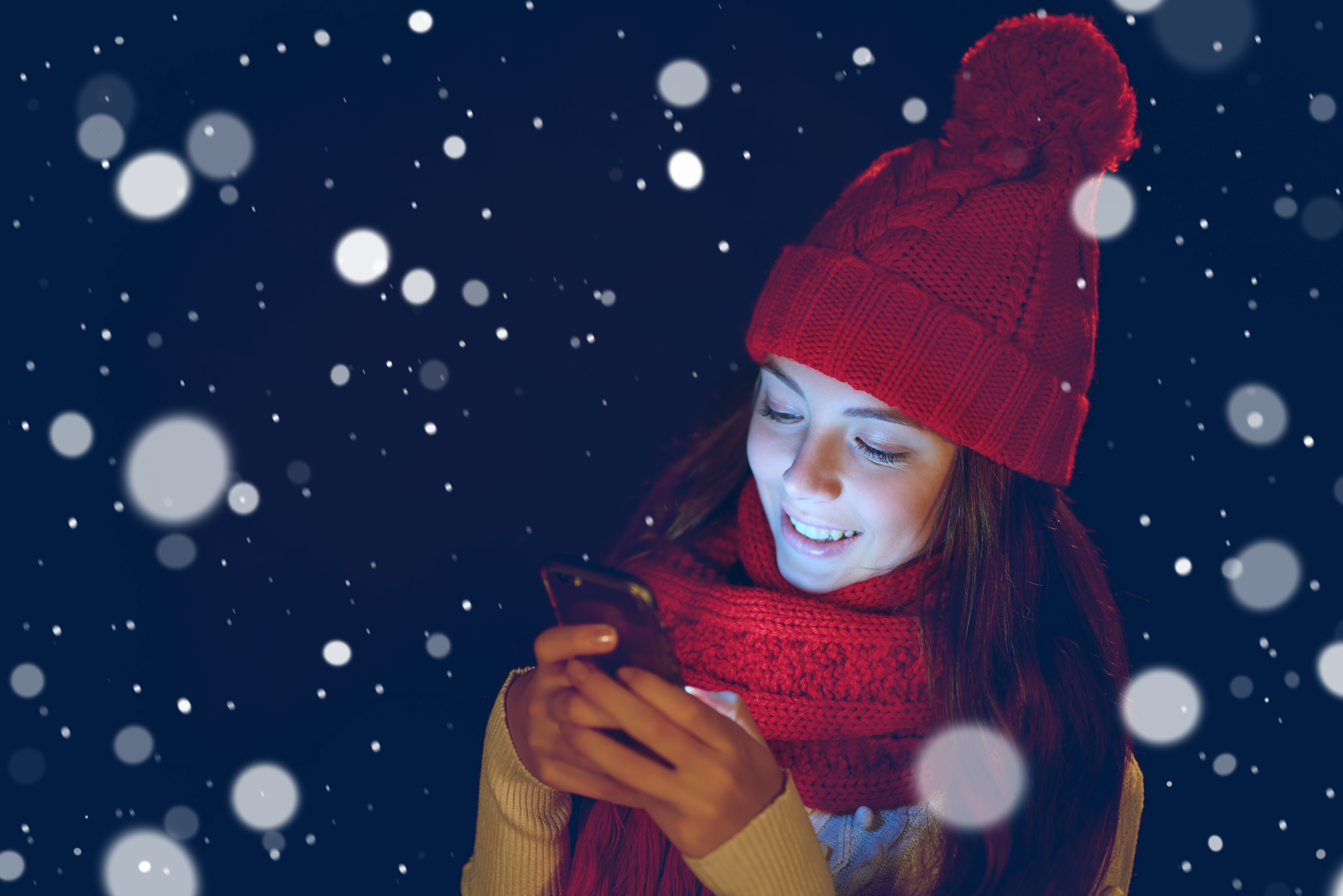 teen-girl-in-warm-hat-with-smart-phone