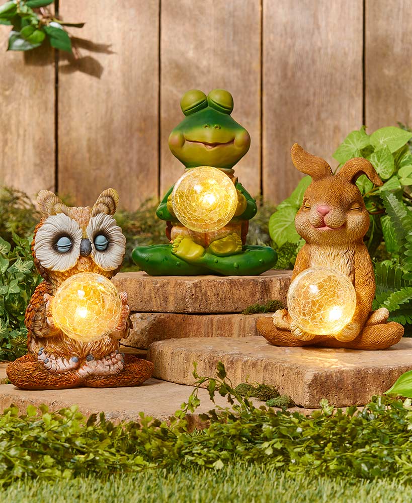 14.9 inch TERESA'S COLLECTIONS Squirrels Statues Garden Decor with Solar Lights Large Tree Trunk Garden Figurine Lawn Ornaments for Yard Patio Porch Thanksgiving Autumn Outdoor Decoration