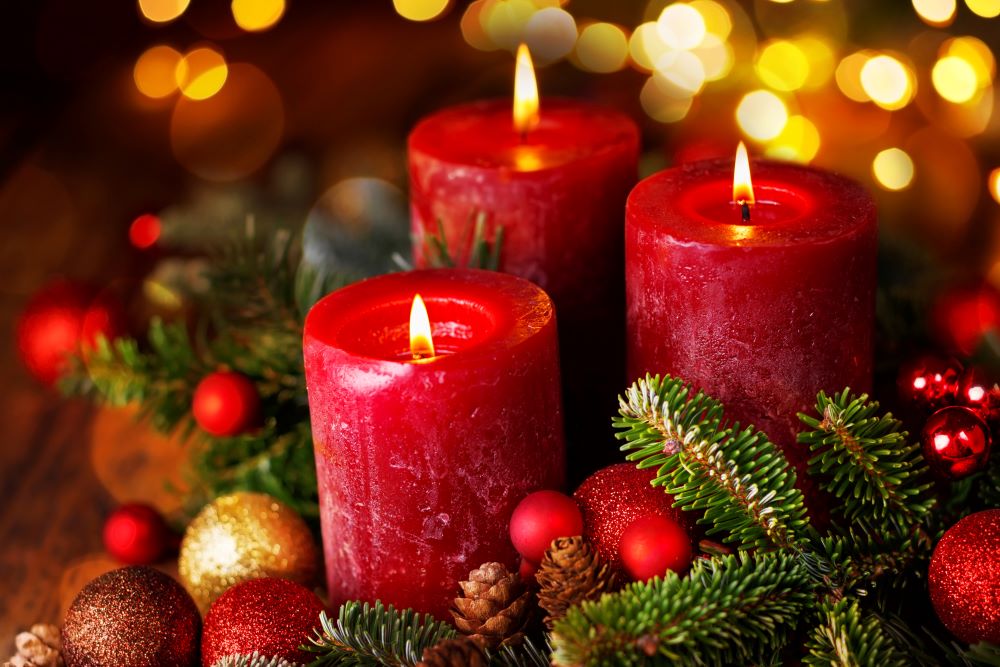 Christmas Decorating Ideas For Small Spaces - Red Christmas Candles