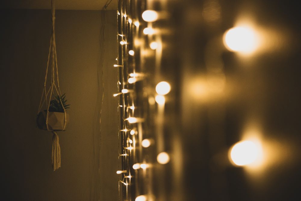 Affordable Teen Bedroom Decor Ideas - string lights