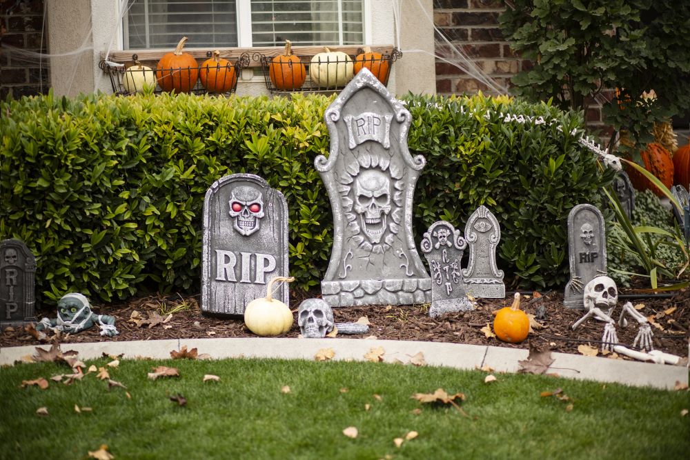 Scary Halloween Decorations - graveyard Halloween decor