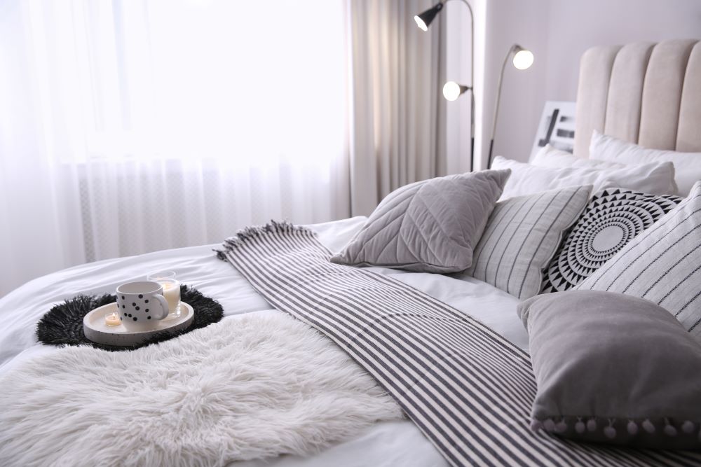 Black & White Fall Decor - cozy bedroom