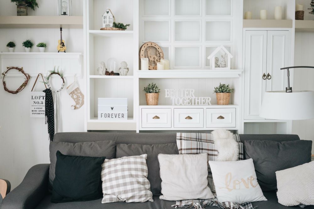 Black & White Fall Decor - plaid living room