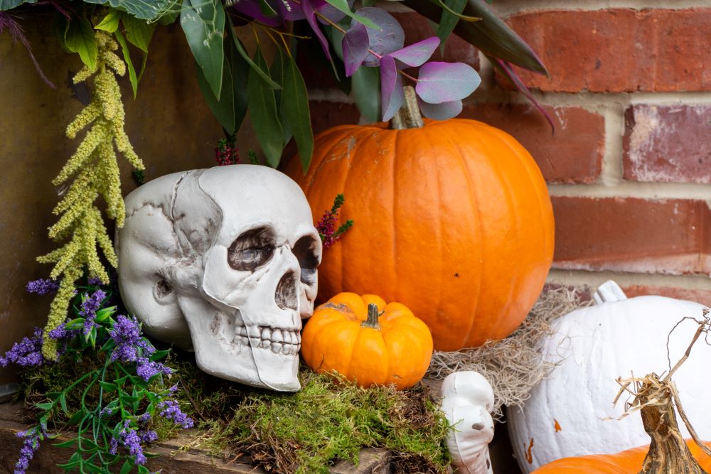 Skull and pumpkin porch decor