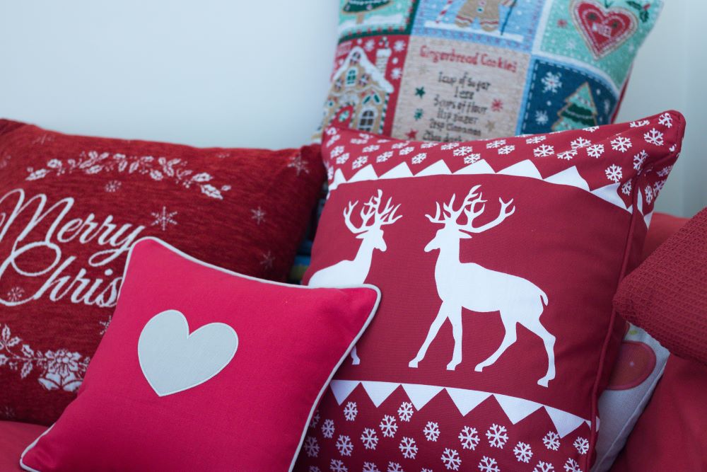 How To Make Your Living Room Cozy For Christmas - Christmas throw pillows